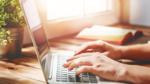 mani che scrivono in una tastiera di un pc