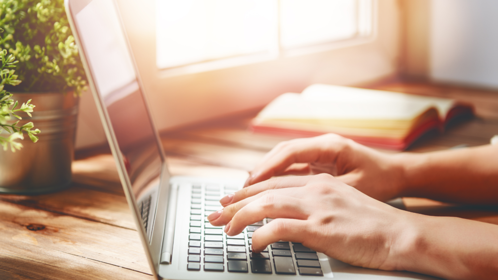 mani che scrivono in una tastiera di un pc