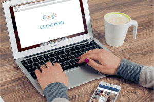 ragazza che scrive in un pc guest post
